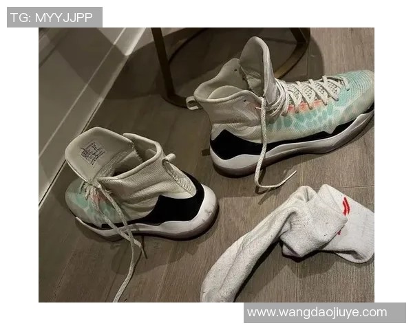 足球球星如何选择搭配球袜与球鞋的技巧与背后意义解析