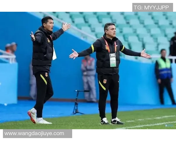 足球球星经典动作模拟训练助力提升技巧与实战表现